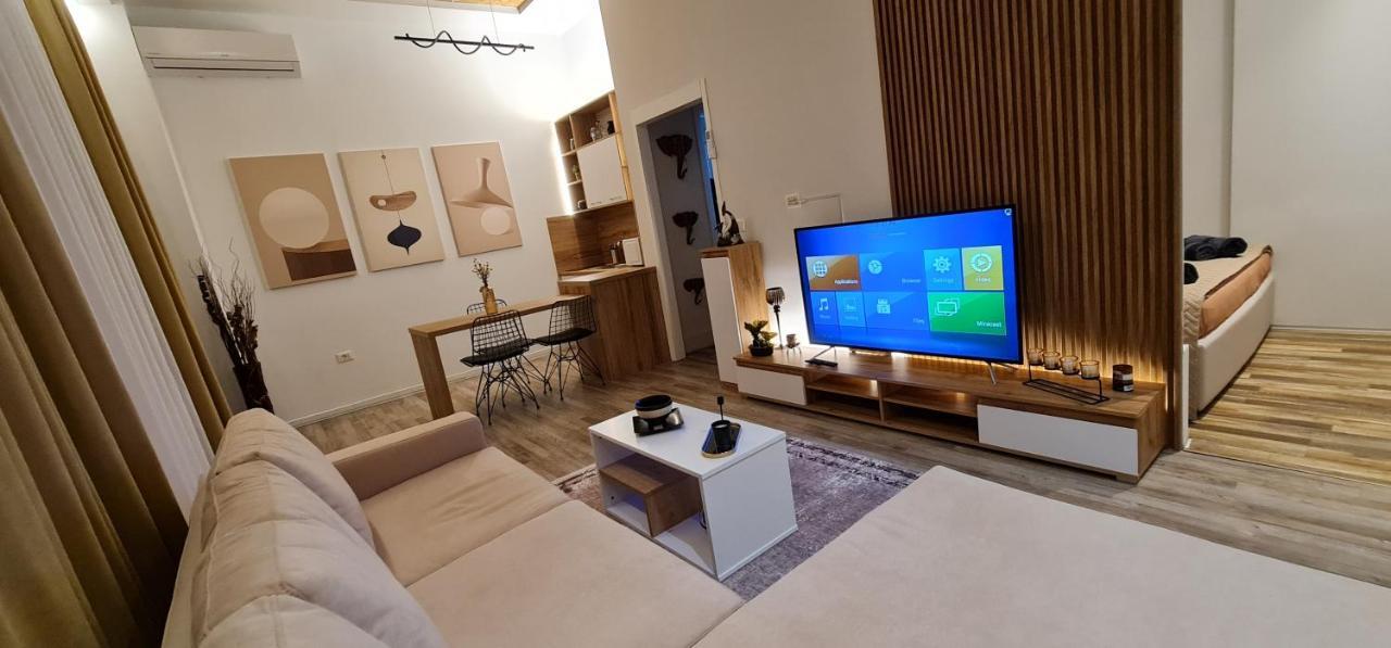 New Modern Apartment In The Center Of ティラナ エクステリア 写真